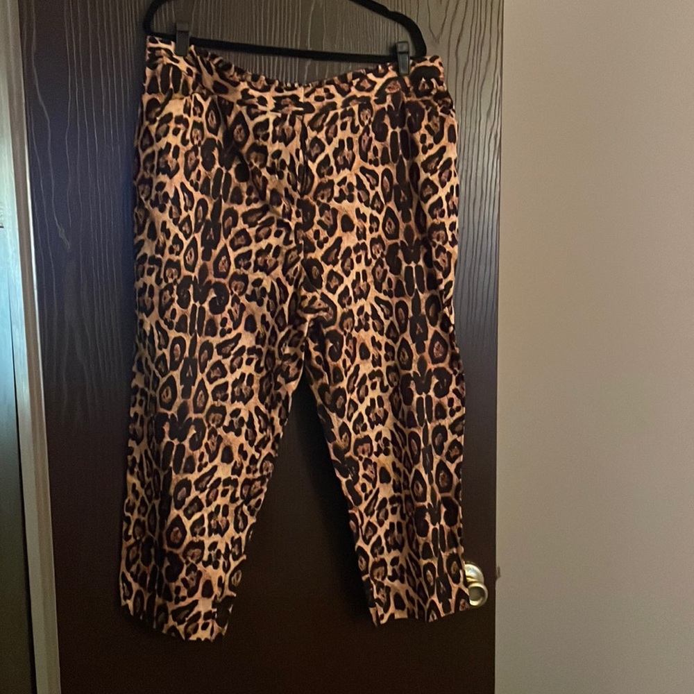 Leopard crop pants